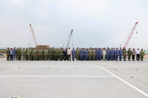 Foto bersama Menhan Sjafrie Sjamsoeddin dengan personel JMSDF di atas kapal JS Kunisaki, Pelabuhan Internasional Kijing, Mempawah
