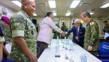 Menhan Sjafrie Sjamsoeddin berjabat tangan dengan delegasi Jepang di atas kapal JS Kunisaki