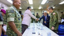 Menhan Sjafrie Sjamsoeddin berjabat tangan dengan delegasi Jepang di atas kapal JS Kunisaki