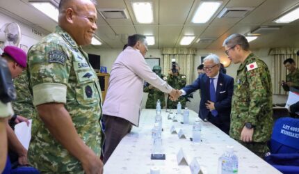 Menhan Sjafrie Sjamsoeddin berjabat tangan dengan delegasi Jepang di atas kapal JS Kunisaki
