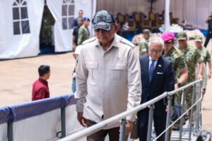 Menhan Sjafrie Sjamsoeddin tiba di kapal JS Kunisaki yang bersandar di Pelabuhan Internasional Kijing, Mempawah