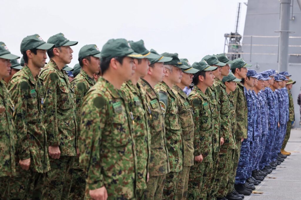 Personel Japan Disaster Relief (JDR) mengikuti upacara penganugerahan Satyalancana Dharma Samudera