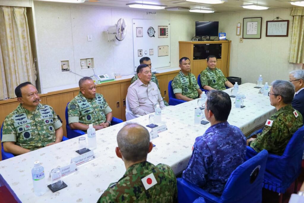 Pertemuan Menhan Sjafrie Sjamsoeddin bersama pimpinan TNI dan delegasi Jepang di atas kapal JS Kunisaki