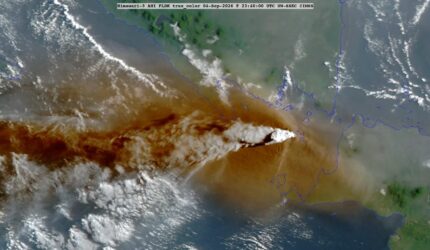 Citra satelit erupsi Anak Krakatau, September 2026