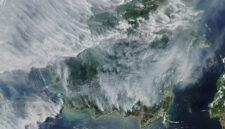 Ilustrasi: citra satelit sebaran asap karhutla di Kalimantan pada 2019. (Foto: NASA via Wikimedia Commons)