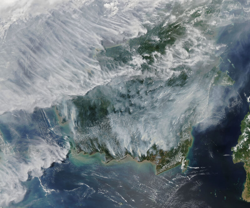 Ilustrasi: citra satelit sebaran asap karhutla di Kalimantan pada 2019. (Foto: NASA via Wikimedia Commons)