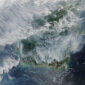 Ilustrasi: citra satelit sebaran asap karhutla di Kalimantan pada 2019. (Foto: NASA via Wikimedia Commons)
